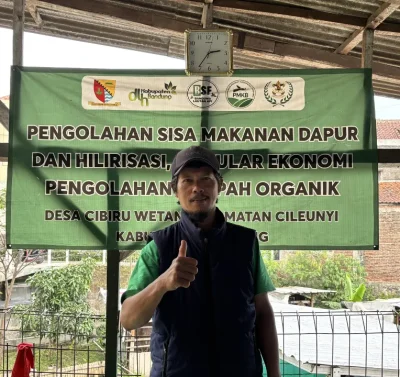 Ustad Engkos Pemilik Peternakan Jaya Ulung yang merupakan salah satu peternakan maggot di Bandung
