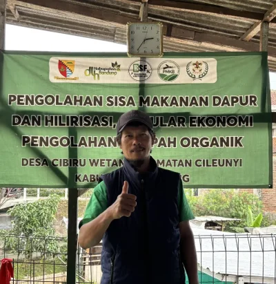 Ustad Engkos Pemilik Peternakan Jaya Ulung yang merupakan salah satu peternakan maggot di Bandung