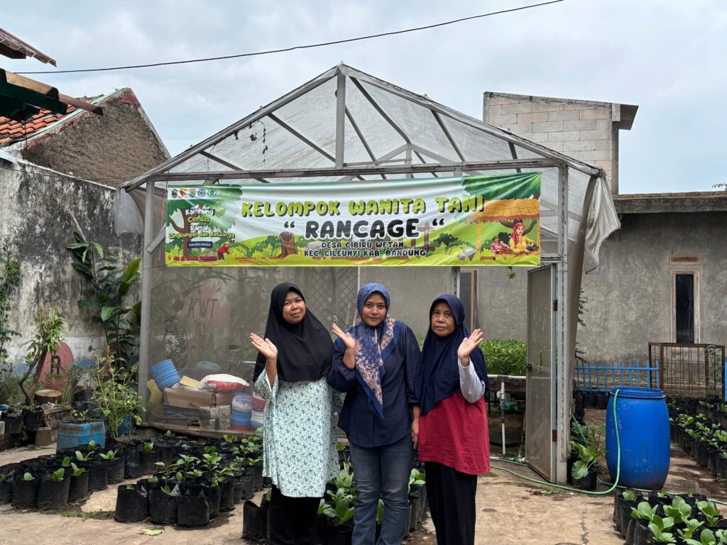Anggota KWT Rancage Bu Cacih, Bu Emin, dan Bu Imas