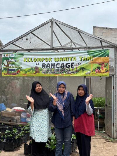 Anggota KWT Rancage Bu Cacih, Bu Emin, dan Bu Imas