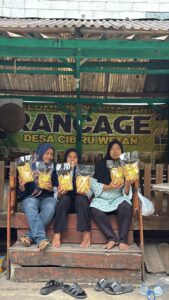 Anggota KWT Rancage bersama produk keripik pisang