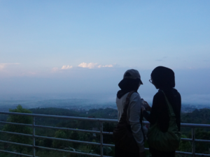 Mengabadikan foto dari view deck Tangga Seribu Manglayang