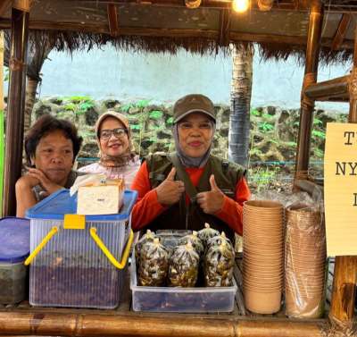 Nyimas Dea berjualan kuliner tutut bandung pada event Desa Wisata Cibiru Wetan