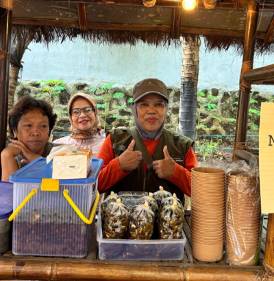 Nyimas Dea berjualan kuliner tutut bandung pada event Desa Wisata Cibiru Wetan