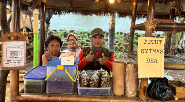 Nyimas Dea berjualan kuliner tutut bandung pada event Desa Wisata Cibiru Wetan