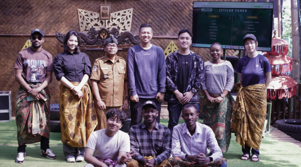 Kunjungan Telkom University ke Desa Wisata Edukasi Cibiru Wetan untuk belajar budaya sunda