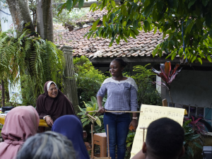 Peserta berkesempatan menjadi instruktur angklung di Kampung Lansia