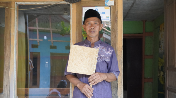 Abah ncun, pengrajin anyaman bambu dari cibiru wetan