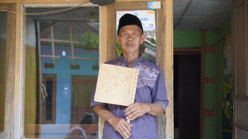 Abah ncun, pengrajin anyaman bambu dari cibiru wetan